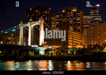 Hennepin Avenue ponte sopra il fiume Mississippi e sullo skyline al tramonto. Foto Stock