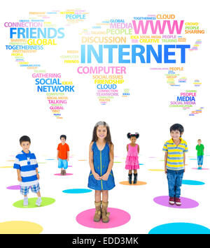 I bambini e il Social Networking themed le parole che compongono il mondo al di sopra Foto Stock