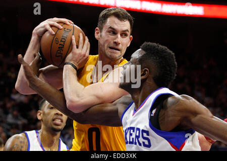 Philadelphia, Pennsylvania, USA. Gen 5, 2015. Cleveland Cavaliers avanti Kevin amore (0) battaglie per il rimbalzo contro Philadelphia 76ers avanti Jerami concessione (39) durante il gioco NBA tra Cleveland Cavaliers e la Philadelphia 76ers presso la Wells Fargo Center di Philadelphia, Pennsylvania. Credito: csm/Alamy Live News Foto Stock