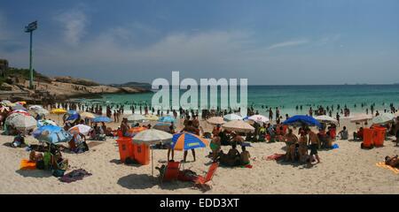 Rio de Janeiro, Brasile, 4 gennaio 2015. Meteo Rio: lucertole da mare godono di Arpoador Beach in una calda e soleggiata domenica, quando le temperature hanno raggiunto 35°C. Cucito panorama. Foto Stock