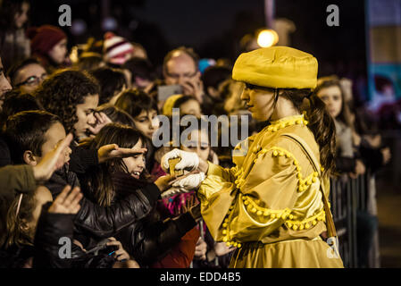 Barcellona, Spagna. Gen 5, 2015. I bambini sono contrassegnate dal re le pagine così come sono in grado di offrire la loro lista dei desideri per loro durante la Cavalcata dei Magi 2015 a Barcellona. Gen 5, 2015. Credito: Matthias Oesterle/ZUMA filo/ZUMAPRESS.com/Alamy Live News Foto Stock