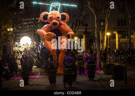 Barcellona, Spagna. Gen 5, 2015. Circa un miliardo e mezzo di attori e ballerini e musicisti in costumi colorati partecipare nella colorata e magic Cavalcata dei Magi 2015. Gen 5, 2015. Credito: Matthias Oesterle/ZUMA filo/ZUMAPRESS.com/Alamy Live News Foto Stock