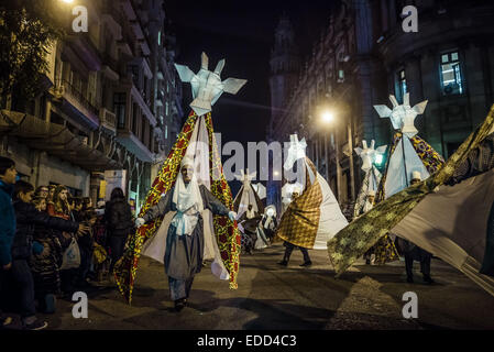 Barcellona, Spagna. Gen 5, 2015. Circa un miliardo e mezzo di attori e ballerini e musicisti in costumi colorati partecipare nella colorata e magic Cavalcata dei Magi 2015. Gen 5, 2015. Credito: Matthias Oesterle/ZUMA filo/ZUMAPRESS.com/Alamy Live News Foto Stock