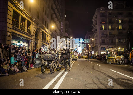 Barcellona, Spagna. Gen 5, 2015. Circa un miliardo e mezzo di attori e ballerini e musicisti in costumi colorati partecipare nella colorata e magic Cavalcata dei Magi 2015. Gen 5, 2015. Credito: Matthias Oesterle/ZUMA filo/ZUMAPRESS.com/Alamy Live News Foto Stock