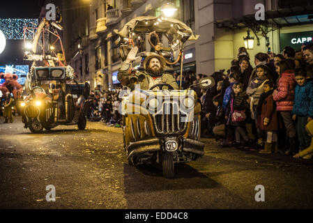 Barcellona, Spagna. Gen 5, 2015. Circa un miliardo e mezzo di attori e ballerini e musicisti in costumi colorati partecipare nella colorata e magic Cavalcata dei Magi 2015. Gen 5, 2015. Credito: Matthias Oesterle/ZUMA filo/ZUMAPRESS.com/Alamy Live News Foto Stock