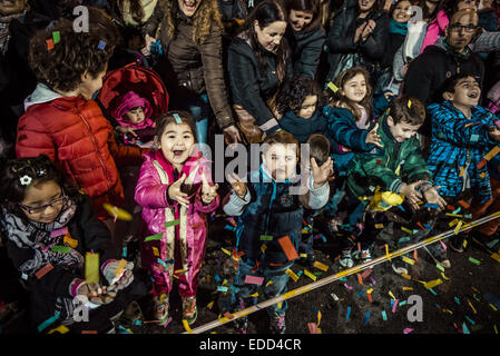 Barcellona, Spagna. Gen 5, 2015. I bambini di tutte le età vi attendono dolci come essi seguono la colorata e magic Cavalcata dei Magi 2015 per le strade di Barcellona. Gen 5, 2015. Credito: Matthias Oesterle/ZUMA filo/ZUMAPRESS.com/Alamy Live News Foto Stock