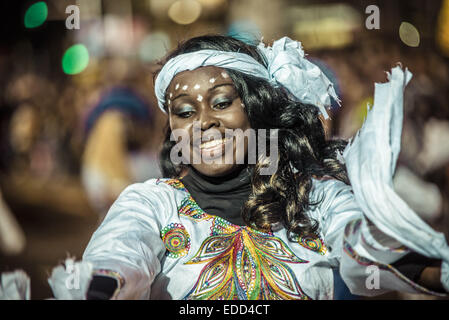 Barcellona, Spagna. Gen 5, 2015. Circa un miliardo e mezzo di attori e ballerini e musicisti in costumi colorati partecipare nella colorata e magic Cavalcata dei Magi 2015. Gen 5, 2015. Credito: Matthias Oesterle/ZUMA filo/ZUMAPRESS.com/Alamy Live News Foto Stock