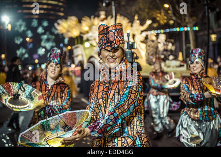 Barcellona, Spagna. Gen 5, 2015. Circa un miliardo e mezzo di attori e ballerini e musicisti in costumi colorati partecipare nella colorata e magic Cavalcata dei Magi 2015. Gen 5, 2015. Credito: Matthias Oesterle/ZUMA filo/ZUMAPRESS.com/Alamy Live News Foto Stock