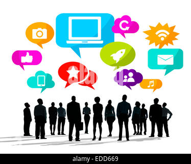 Sagome di multietnica la gente di affari con i Social Media simboli Foto Stock