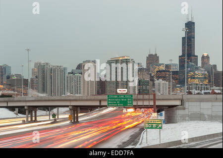 Chicago, Stati Uniti d'America, 5 gennaio 2015. Dopo una notte di neve, la gente in città il ritorno al lavoro dopo le vacanze sperimentato temperature di -16C (-4F). Più grave e più fredde meteo noto come il " Alberta Clipper' è previsto. Nella foto: come temperature continua a precipitare ulteriormente, il lungo tragitto comincia a I90. Credito: Stephen Chung/Alamy Live News Foto Stock