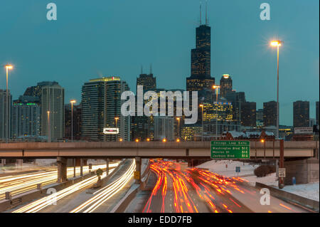 Chicago, Stati Uniti d'America, 5 gennaio 2015. Dopo una notte di neve, la gente in città il ritorno al lavoro dopo le vacanze sperimentato temperature di -16C (-4F). Più grave e più fredde meteo noto come il " Alberta Clipper' è previsto. Nella foto: come temperature continua a precipitare ulteriormente, il lungo tragitto comincia a I90. Credito: Stephen Chung/Alamy Live News Foto Stock