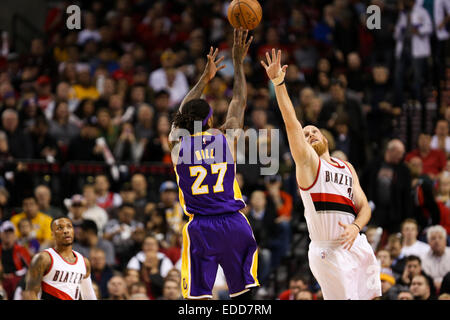 Portland, Oregon, Stati Uniti d'America. Gen 5, 2015. JORDAN HILL (27) spara un ponticello. Il Portland Trail Blazers riprodurre i Los Angeles Lakers presso il Centro Moda il 5 gennaio 2014. Credito: David Blair/ZUMA filo/Alamy Live News Foto Stock