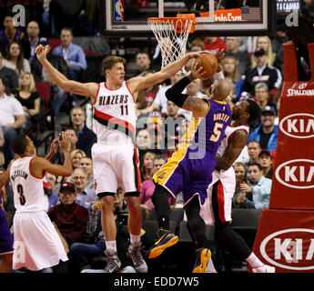 Portland, Oregon, Stati Uniti d'America. Gen 5, 2015. MEYERS LEONARD (11) blocca la palla. Il Portland Trail Blazers riprodurre i Los Angeles Lakers presso il Centro Moda il 5 gennaio 2014. Credito: David Blair/ZUMA filo/Alamy Live News Foto Stock