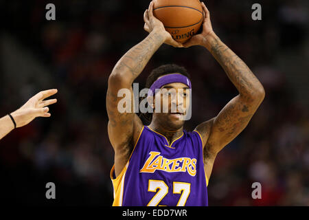 Portland, Oregon, Stati Uniti d'America. Gen 5, 2015. JORDAN HILL (27) cerca di passare la palla. Il Portland Trail Blazers riprodurre i Los Angeles Lakers presso il Centro Moda il 5 gennaio 2014. Credito: David Blair/ZUMA filo/Alamy Live News Foto Stock