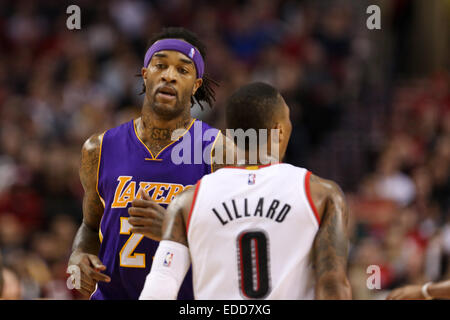 Portland, Oregon, Stati Uniti d'America. Gen 5, 2015. JORDAN HILL (27) corre fino alla corte. Il Portland Trail Blazers riprodurre i Los Angeles Lakers presso il Centro Moda il 5 gennaio 2014. Credito: David Blair/ZUMA filo/Alamy Live News Foto Stock