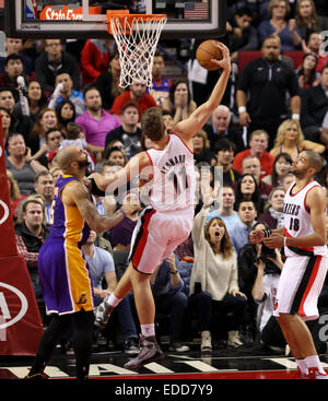 Portland, Oregon, Stati Uniti d'America. Gen 5, 2015. MEYERS LEONARD (11) afferra un rimbalzo. Il Portland Trail Blazers riprodurre i Los Angeles Lakers presso il Centro Moda il 5 gennaio 2014. Credito: David Blair/ZUMA filo/Alamy Live News Foto Stock