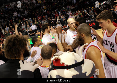 Portland, Oregon, Stati Uniti d'America. Gen 5, 2015. Il Portland Trail Blazers celebrare la loro vittoria dopo il gioco. Il Portland Trail Blazers riprodurre i Los Angeles Lakers presso il Centro Moda il 5 gennaio 2014. Gen 5, 2015. Credito: David Blair/ZUMA filo/Alamy Live News Foto Stock