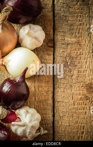 Cipolle e aglio sono diverse varietà di background Foto Stock