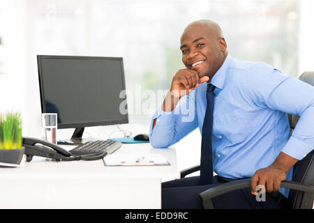 Felice giovane africano imprenditore americano in un ufficio moderno Foto Stock