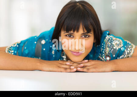 Attraente giovane donna indiana in un momento di relax a casa Foto Stock