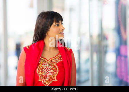 Bella donna indiana finestra spedizioni al centro commerciale Foto Stock