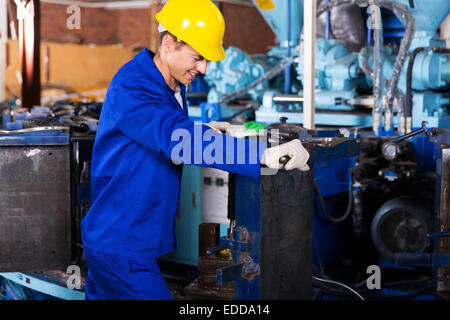 Esperto operaio di fabbrica lavorano in gomma fabbrica di avvio Foto Stock