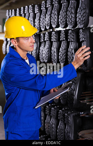 I lavoratori industriali controllo gumboots suola in magazzino Foto Stock