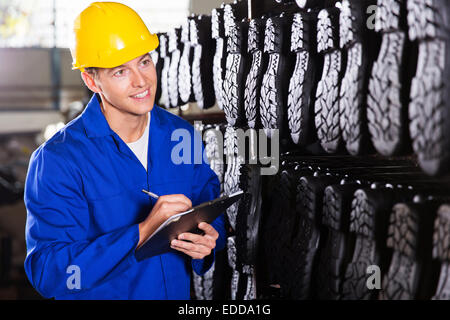 Stivali di gomma lavoratore scorte di conteggio e di rendere note in magazzino Foto Stock