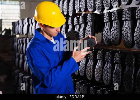 Controllo di qualità Controllo di gomma-stivali suola in magazzino Foto Stock