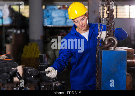 Giovane artigiano industriale il lavoro in officina Foto Stock