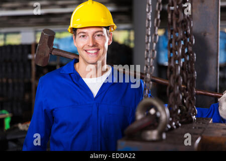 Felice maschio lavoratore manuale in fabbrica Foto Stock