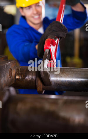 Close up di fabbrica meccanico tubo di fissaggio con una chiave Foto Stock