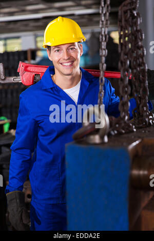 Buona ricerca industriale maschio repairman in officina Foto Stock