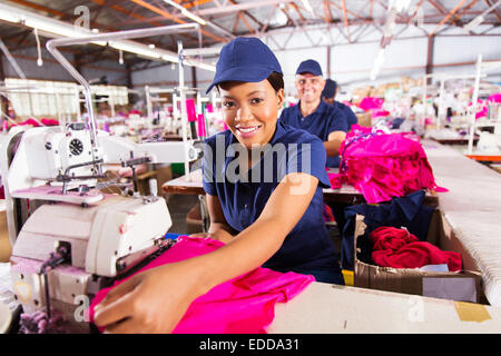 Ritratto di felice lavoratore africani in fabbrica tessile Foto Stock