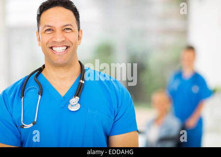 Bella Età media perito medico in ospedale Foto Stock