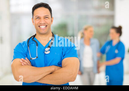 Ritratto di Allegro metà età medico in ufficio Foto Stock