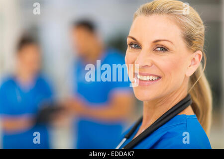 Ritratto di fiducia senior medico Foto Stock