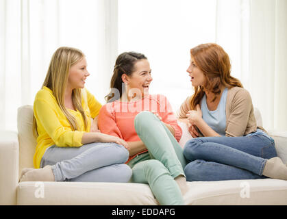 Tre amiche avente un talk a casa Foto Stock