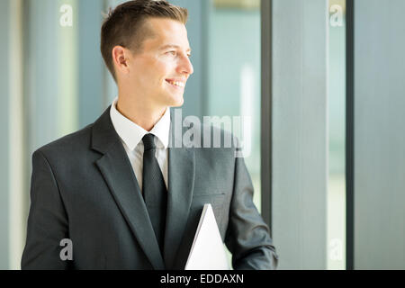 Happy businessman caucasici in ufficio moderno Foto Stock