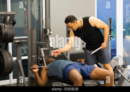 Atleta uomo africana in palestra con personal trainer fitness Foto Stock