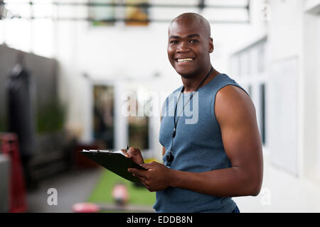 Bello americano africano trainer maschio con clipboard Foto Stock