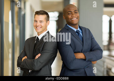 Allegro i giovani imprenditori con le braccia incrociate in office Foto Stock