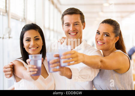 Gruppo di amici felice avente le bevande Foto Stock