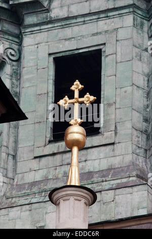 Golden Cross contro la campana di vetro della torre della cattedrale del Wawel a Cracovia in Polonia. Foto Stock