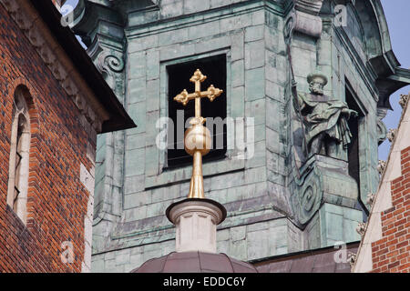 Croce dorata contro la campana di vetro della torre della cattedrale del Wawel a Cracovia in Polonia. Foto Stock