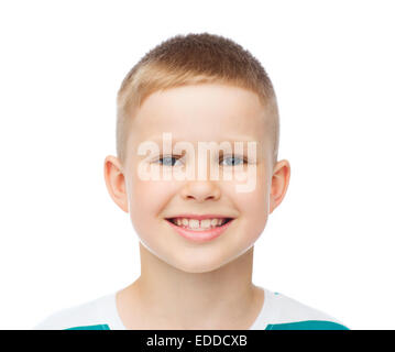 Sorridente little boy su sfondo bianco Foto Stock