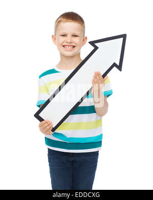 Sorridente ragazzino con freccia vuota rivolta verso l'alto Foto Stock