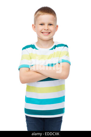 Little Boy in abiti casual con le braccia incrociate Foto Stock