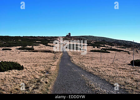 Percorso pedonale in autunno montagne giganti vicino Snezne jamy Foto Stock