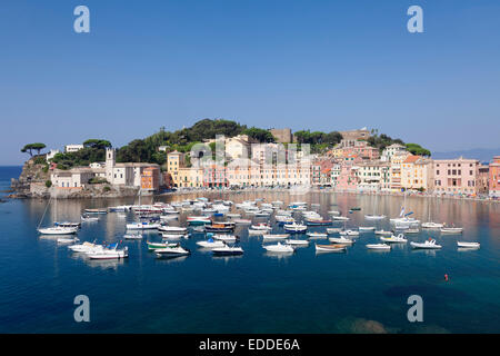 Porto di Baia del Silenzio baia, sul retro Chiesa di San Nicolo la chiesa e il Grand Hotel dei Castelli, Sestri Levante Foto Stock